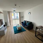 Deluxe 1 Bedroom Central Apartment - Fast Wifi- Utilitia Arena - Icc - Sea Life Centre