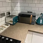 Deluxe 1 Bedroom Central Apartment - Fast Wifi- Utilitia Arena - Icc - Sea Life Centre
