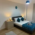 Deluxe 1 Bedroom Central Apartment - Fast Wifi- Utilitia Arena - Icc - Sea Life Centre