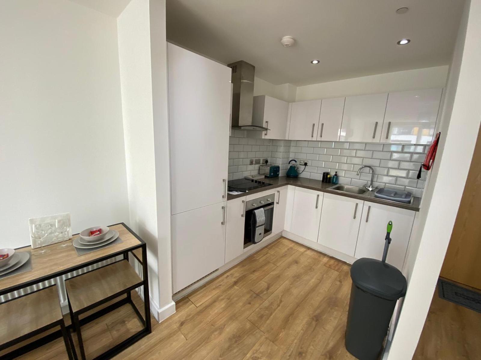 Deluxe 1 Bedroom Central - Fast Wifi- Utilitia Arena - Icc - Sea Life Centre Apartment *